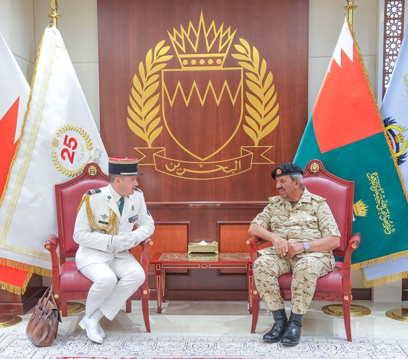 القائد العام لقوة دفاع البحرين يستقبل الملحق العسكري الفرنسي لدى مملكة البحرين والمقيم في الرياض