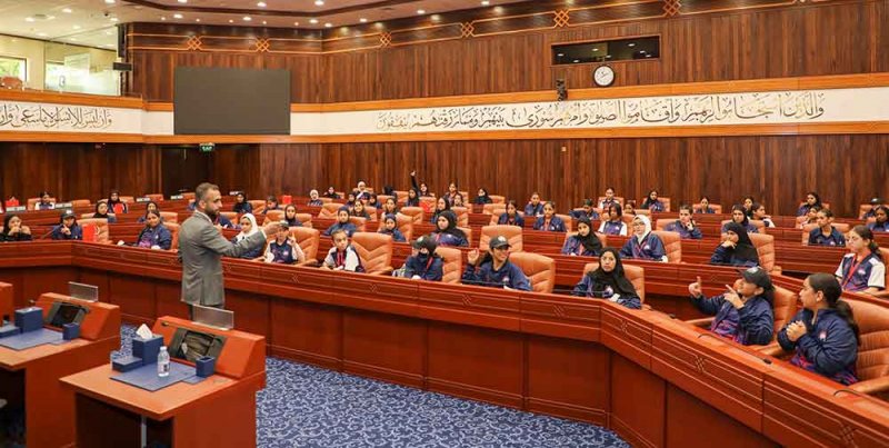 زيارات لمجلسي الشورى والنواب وورش عمل حول المهارات القيادية واكتشاف المواهب والإبداع لطلبة المعسكر الصيفي