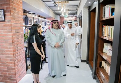 وزير التربية يفتتح مكتبة نادي الخريجين.. فخراوي: خصصنا قسماً خاصاً للمؤلفين البحرينيين