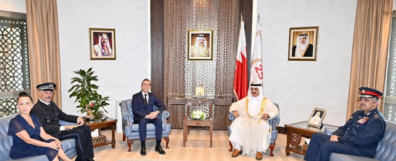 وزير الداخلية يبحث مع السفير الفرنسي تعزيز التعاون وتبادل الخبرات بين البلدين