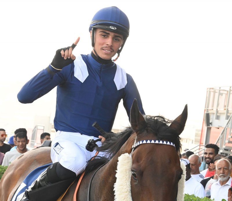 حسين أصغر.. أول فارس بحريني متمرن يشارك في سباق فرنسا الدولي للفرسان المتمرنين