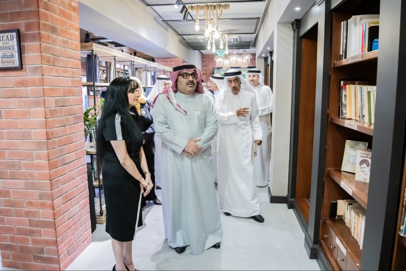 وزير التربية يفتتح مكتبة نادي الخريجين.. فخراوي: خصصنا قسماً خاصاً للمؤلفين البحرينيين