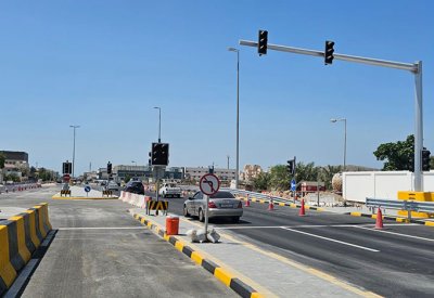 تشغيل الإشارة الضوئية الواقعة على تقاطع شارع الجنبية مع شارع 57 في منطقة الجنبية