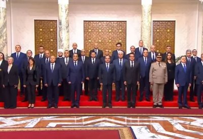 الحكومة المصرية الجديدة تؤدي اليمين أمام السيسي