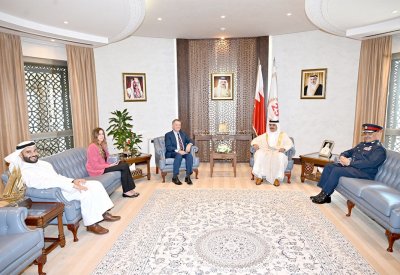 معالي وزير الداخلية يلتقي المدير التنفيذي للمعهد الدولي للدراسات الاستراتيجية