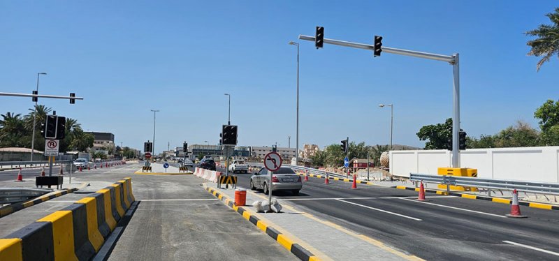 تشغيل الإشارة الضوئية الواقعة على تقاطع شارع الجنبية مع شارع 57 في منطقة الجنبية