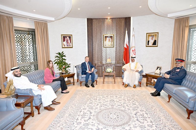 معالي وزير الداخلية يلتقي المدير التنفيذي للمعهد الدولي للدراسات الاستراتيجية