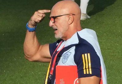 مدرب إسبانيا.. عجوز تبقيه "الصالة الرياضية" حيّاً