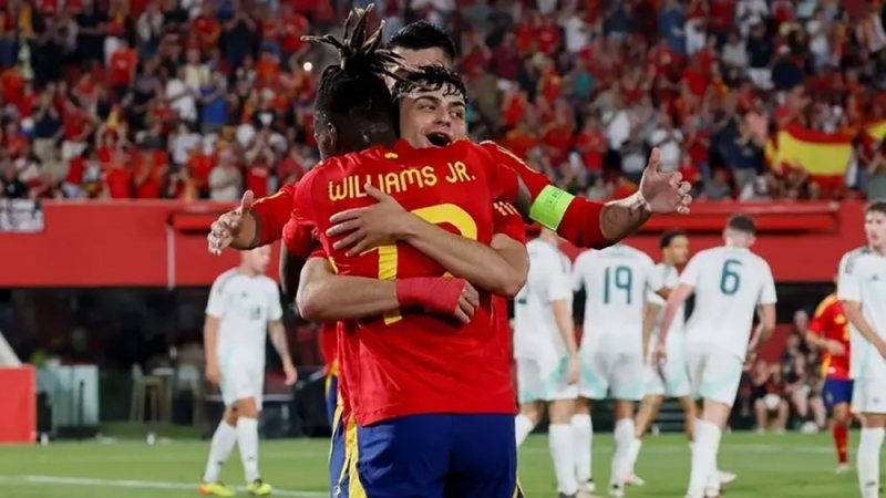 بيدري يتمنى انضمام نيكو ويليامز إلى برشلونة