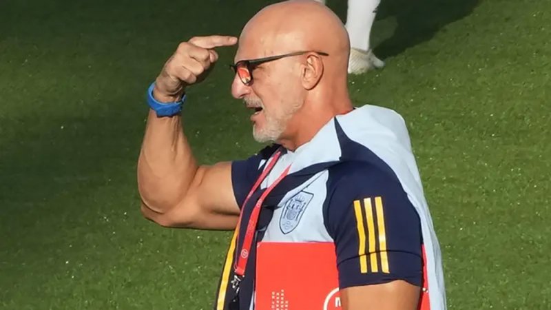 مدرب إسبانيا.. عجوز تبقيه "الصالة الرياضية" حيّاً