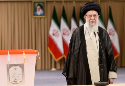 خامنئي يوجه "نصائح" للرئيس الإيراني الجديد