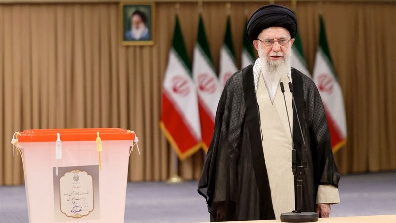 خامنئي يوجه "نصائح" للرئيس الإيراني الجديد