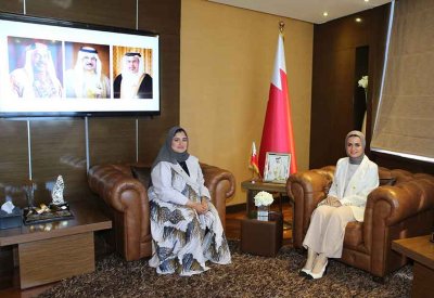 وزيرة شؤون الشباب تستقبل الشابة عائشة الحرم الفائزة بالجائزة العالمية "قادة الفضاء الشباب"