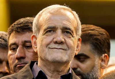 بعد يوم من تولي بزشكيان.. اعتقال محامي انتقد قمع المظاهرات