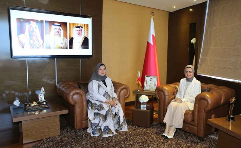 وزيرة شؤون الشباب تستقبل الشابة عائشة الحرم الفائزة بالجائزة العالمية "قادة الفضاء الشباب"