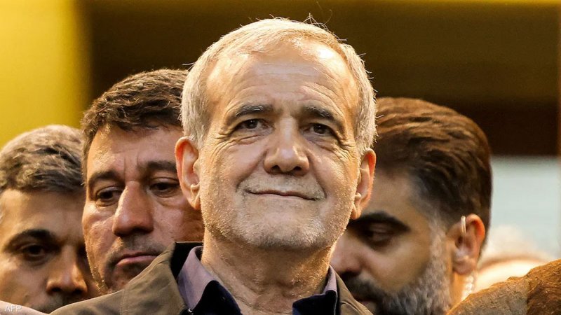 بعد يوم من تولي بزشكيان.. اعتقال محامي انتقد قمع المظاهرات