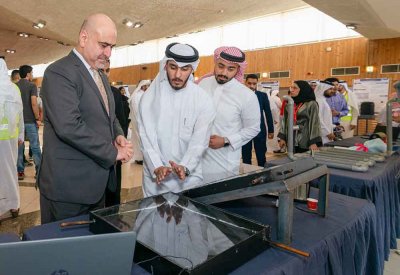 بالصور.. طلبة هندسة جامعة البحرين يعرضون 80 مشروع تخرج