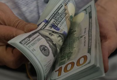 اليورو يحتفظ بقوته بعد الانتخابات الفرنسية والدولار يتراجع