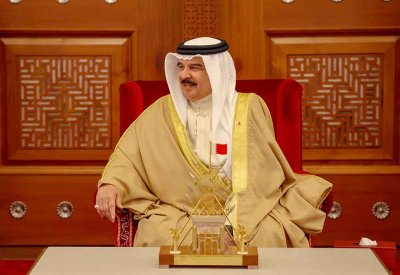 جلالة الملك المعظم القائد الأعلى للقوات المسلحة يستقبل قائد القوات البحرية بالقيادة المركزية الأمريكية قائد الأسطول الخامس