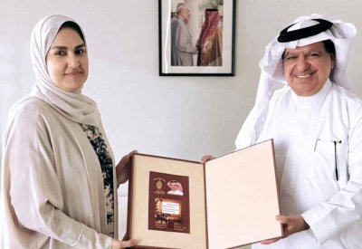 مستشار جلالة الملك للشؤون الثقافية والعلمية تتسلم كتاب "جمال الكلمة جمال"