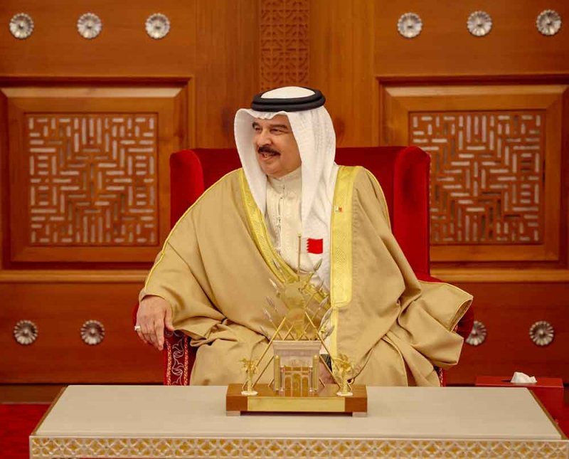 جلالة الملك المعظم القائد الأعلى للقوات المسلحة يستقبل قائد القوات البحرية بالقيادة المركزية الأمريكية قائد الأسطول الخامس