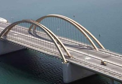 ازدحام مروري إثر حادث بين عدة مركبات على جسر الشيخ خليفة بن سلمان باتجاه الحد
