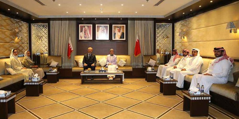 وزيرة شؤون الشباب تبحث التعاون مع مدير البرامج الدولية في جامعة ديبول الأمريكية