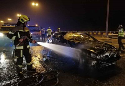 إخماد حريق اندلع بمركبة على شارع خليفة الكبير دون وقوع إصابات