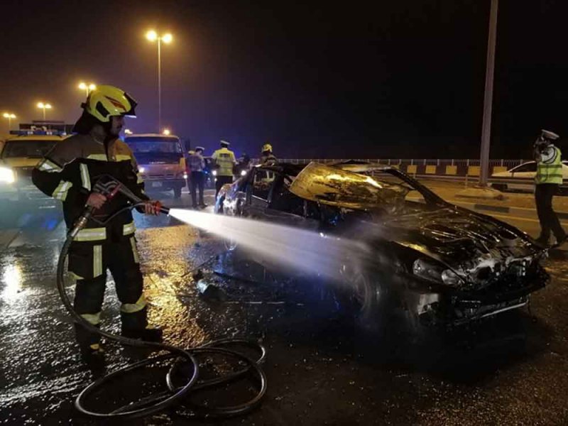 إخماد حريق اندلع بمركبة على شارع خليفة الكبير دون وقوع إصابات