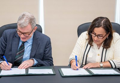 المستشفيات الحكومية توقع اتفاقية تعاون مشتركة مع جامعة ترنيتي الإيرلندية