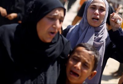 قتلى ومصابون بغارة إسرائيلية على مدرسة وسط قطاع غزة