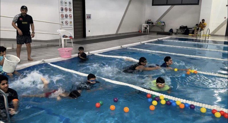 مدرب لـ"البلاد": 3 أشهر مدة كافية لتعلم السباحة