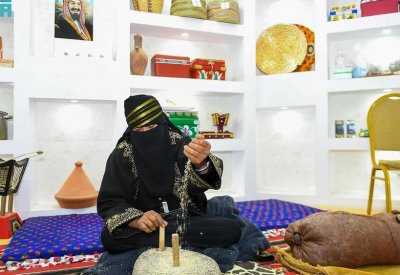 "الرحى".. تعرّف على أقدم آلة طحن وموروث شعبي للنساء