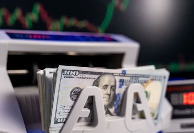 الدولار يرتفع والعملات المشفرة تقفز مع تزايد آمال فوز ترامب
