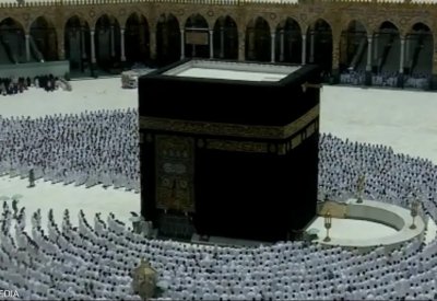 فيديو يرصد لحظة "تعامد الشمس" على الكعبة المشرفة خلال الصلاة