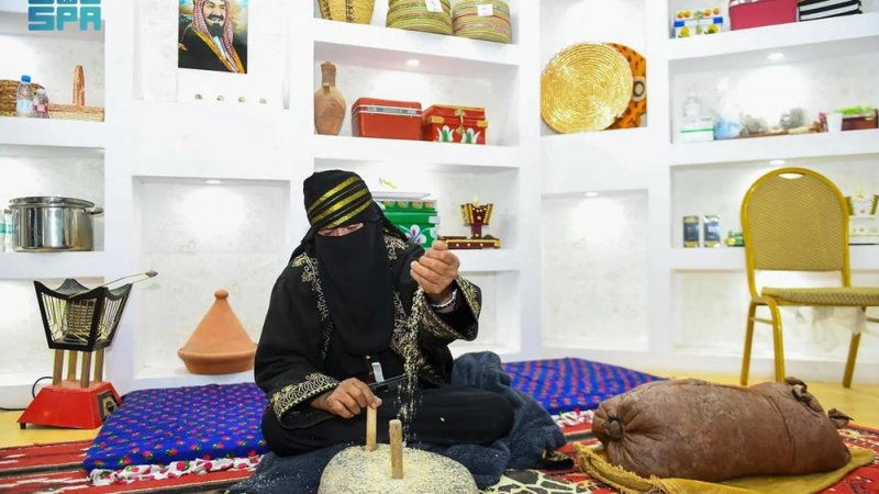 "الرحى".. تعرّف على أقدم آلة طحن وموروث شعبي للنساء