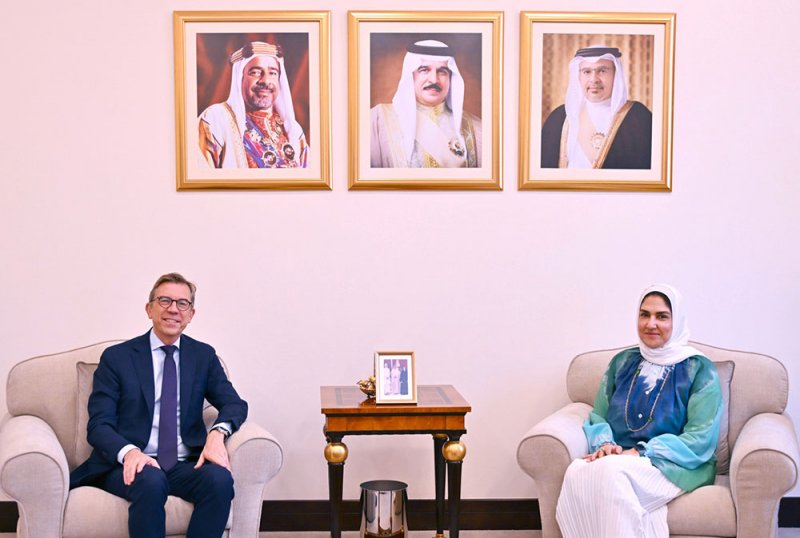 مستشار جلالة الملك للشؤون الثقافية والعلمية تستقبل السفير الفرنسي