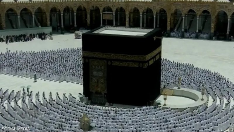 فيديو يرصد لحظة "تعامد الشمس" على الكعبة المشرفة خلال الصلاة