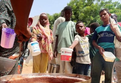 السودان.. "التكايا" تستلهم "الجود بالموجود" لملئ أواني فارغة