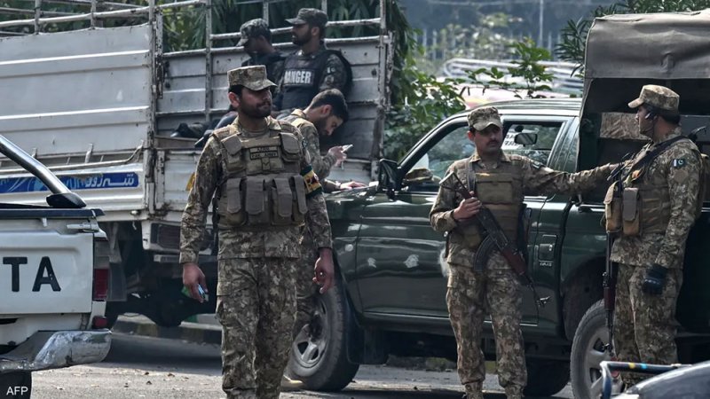 باكستان.. 18 قتيلا في هجوم انتحاري على قاعدة عسكرية