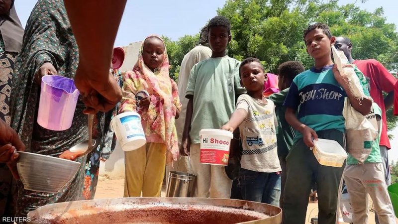 السودان.. "التكايا" تستلهم "الجود بالموجود" لملئ أواني فارغة