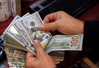 الدولار يتراجع وسط التركيز على احتمالية خفض الفائدة بأميركا