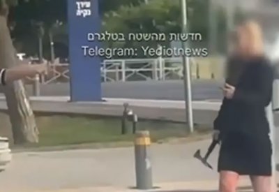 بالفيديو: قتلته بوحشية.. إسرائيلية تتجول بفأس ملطخة بدماء طفلها