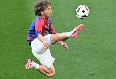 مودريتش يمدد عقده مع ريال مدريد