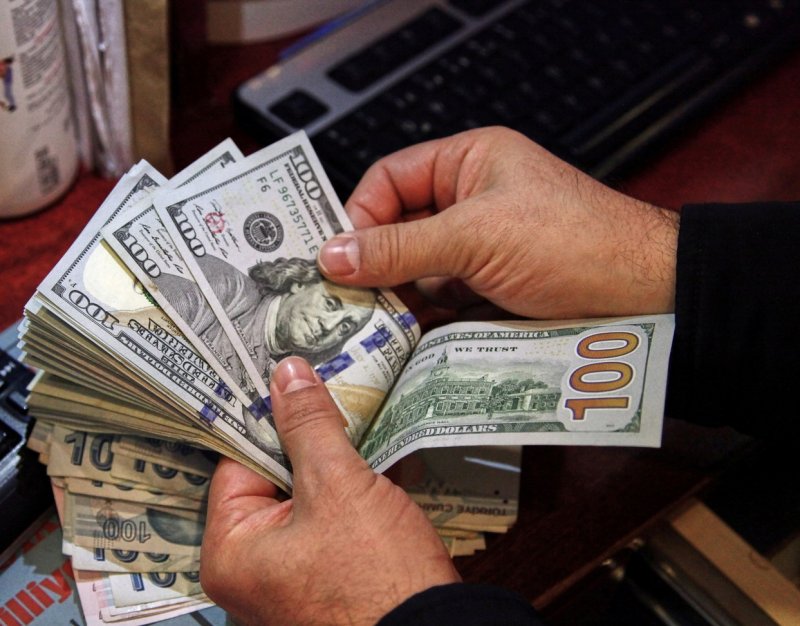 الدولار يتراجع وسط التركيز على احتمالية خفض الفائدة بأميركا