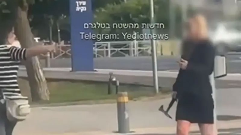 بالفيديو: قتلته بوحشية.. إسرائيلية تتجول بفأس ملطخة بدماء طفلها