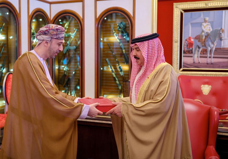 جلالة الملك المعظم يتسلم رسالة خطية من جلالة سلطان عمان