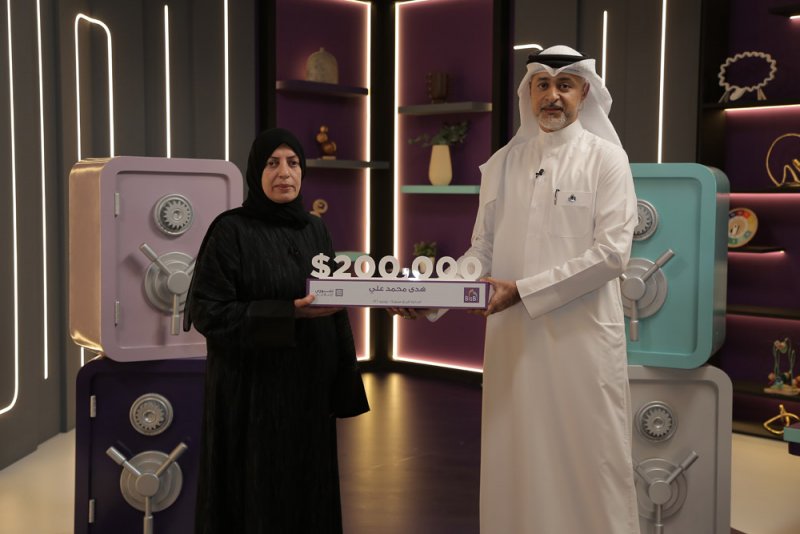 البحرين الإسلامي يستقبل الفائزة بالجائزة ربع السنوية الثانية 200 ألف دولار