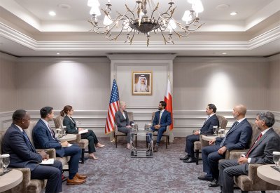 ناصر بن حمد يجتمع مع مساعد وزير الدفاع الأمريكي لشؤون الأمن الدولي