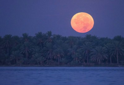 بالصور: أول اكتمال للبدر في السنة الهجرية 1446 في سماء البحرين